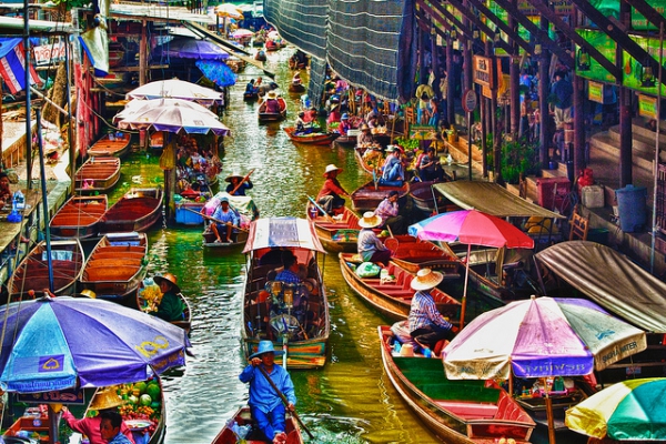 Wanna visit the floating market in Thailand. Pic from http://travel.allwomenstalk.com/